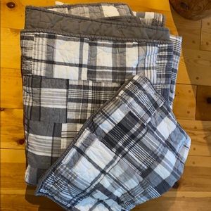 Twin quilt with sham